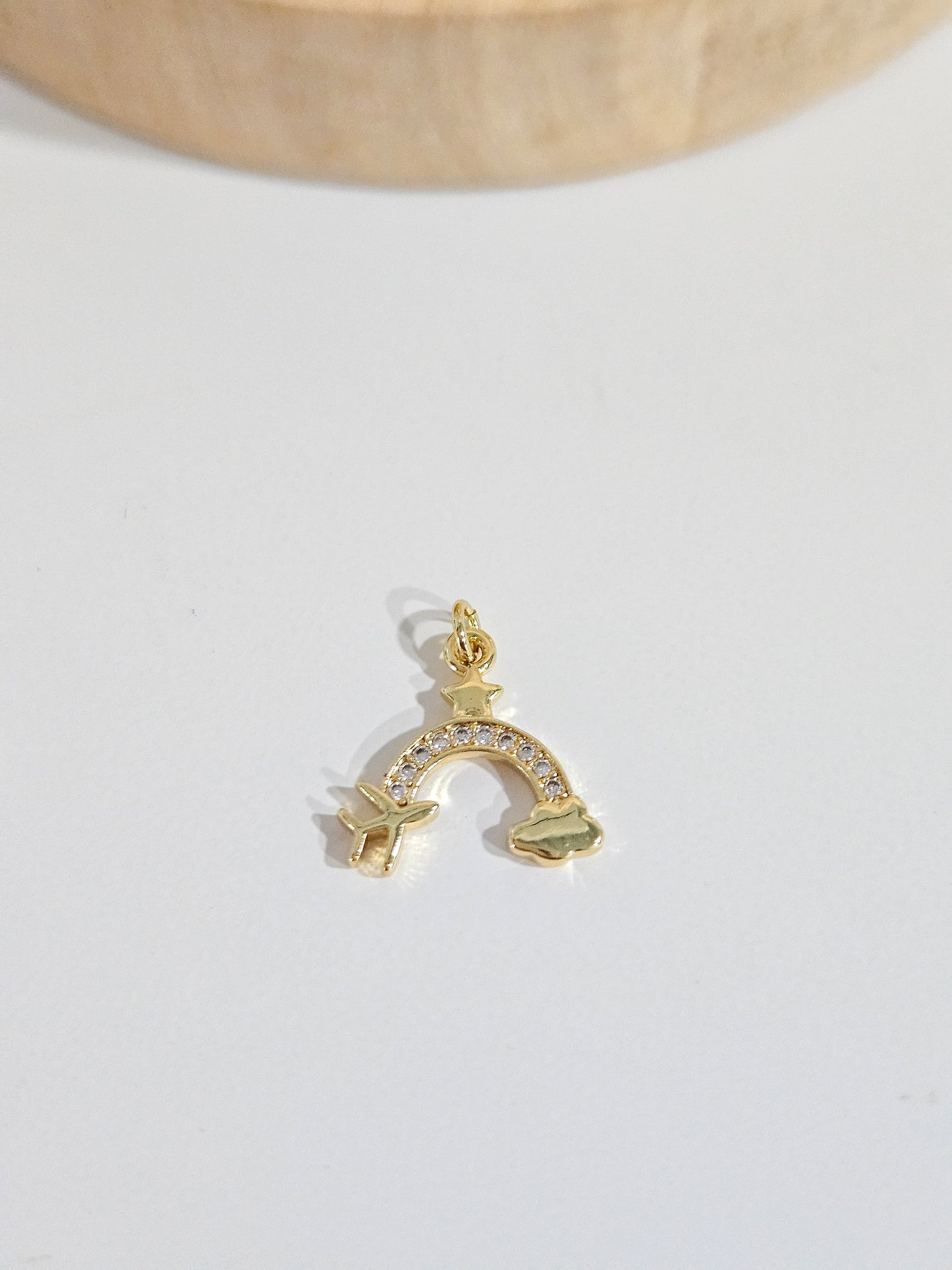 Arcoiris con nube y avión