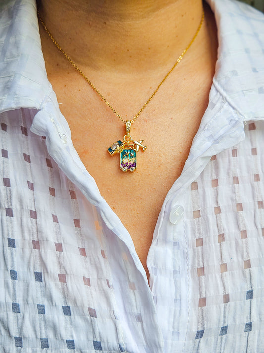 Cadena corazón en la maleta