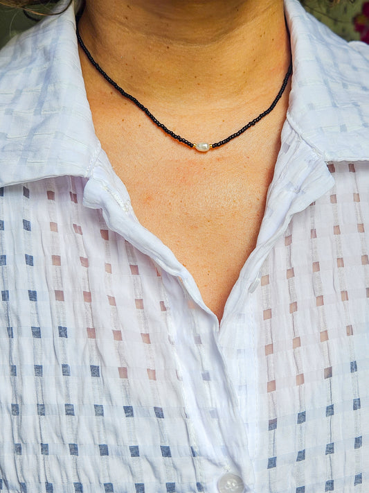 Choker negro con perlita