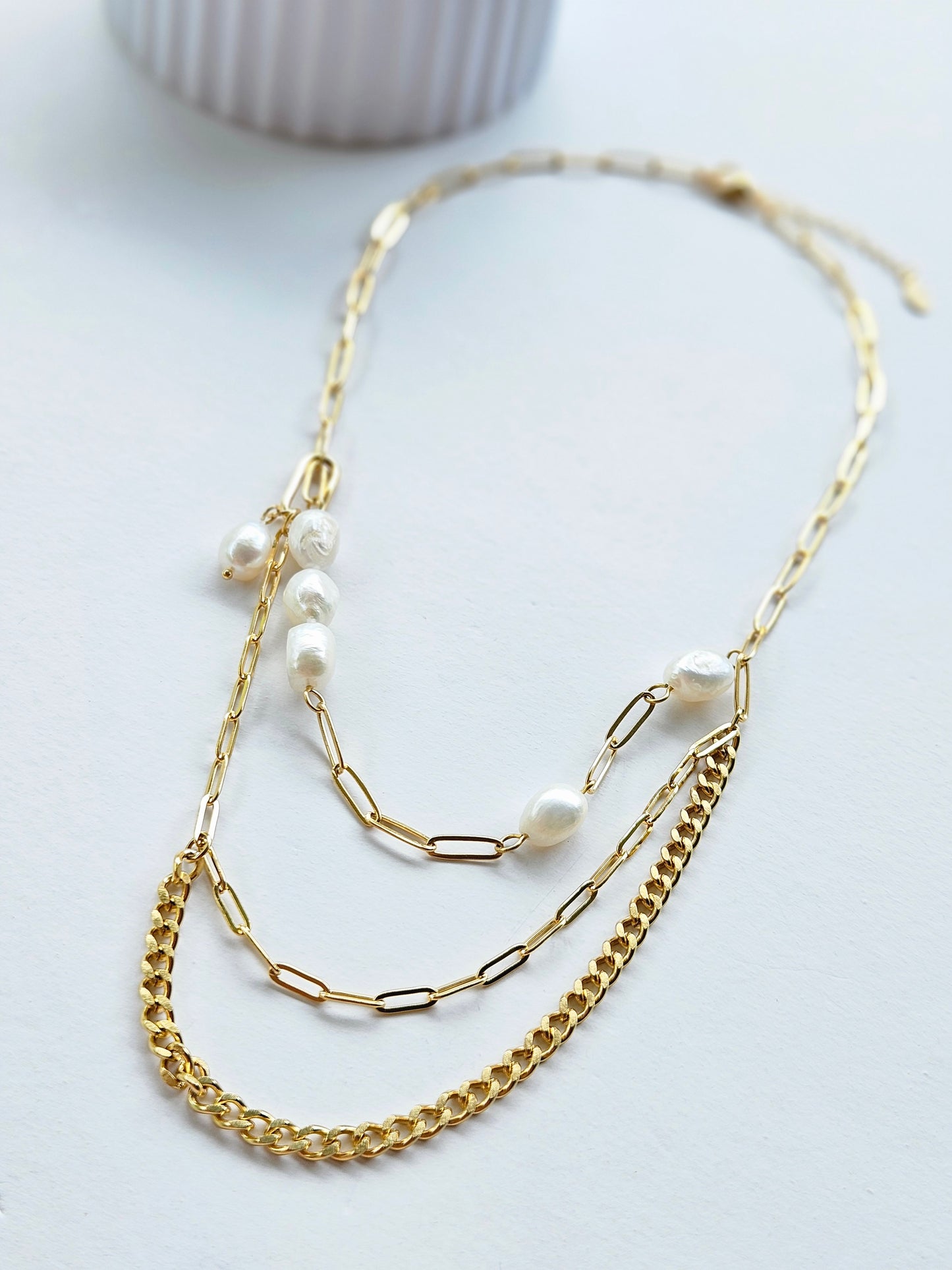 Layering oro con perlas